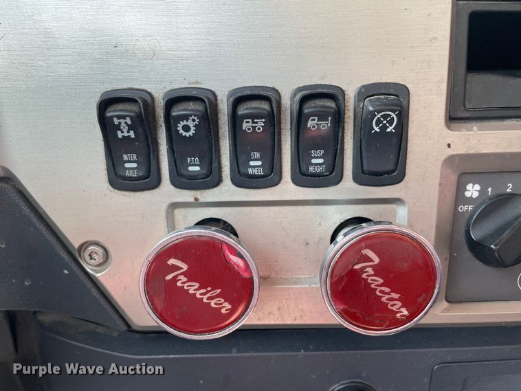 image for item DN4702 2011 Mack CHU613  semi truck