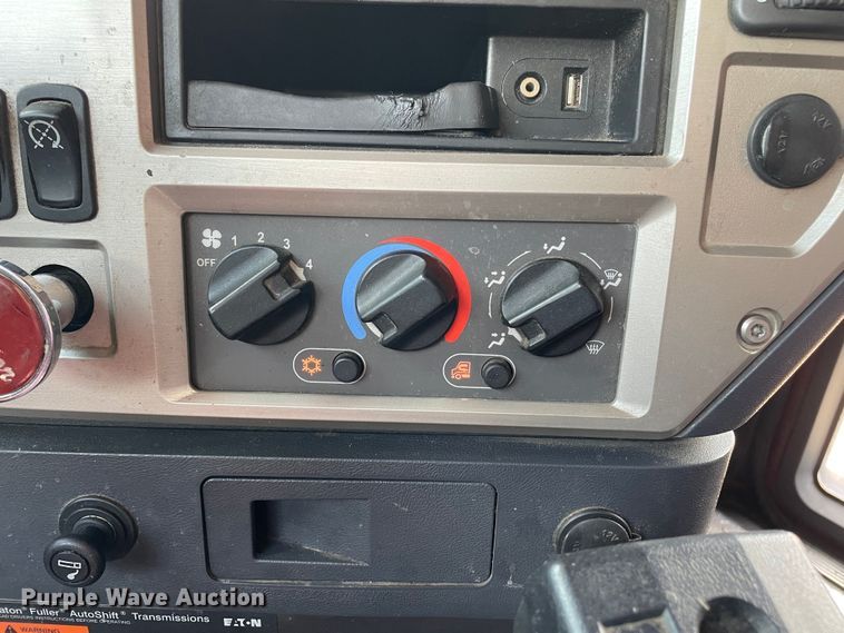 image for item DN4702 2011 Mack CHU613  semi truck