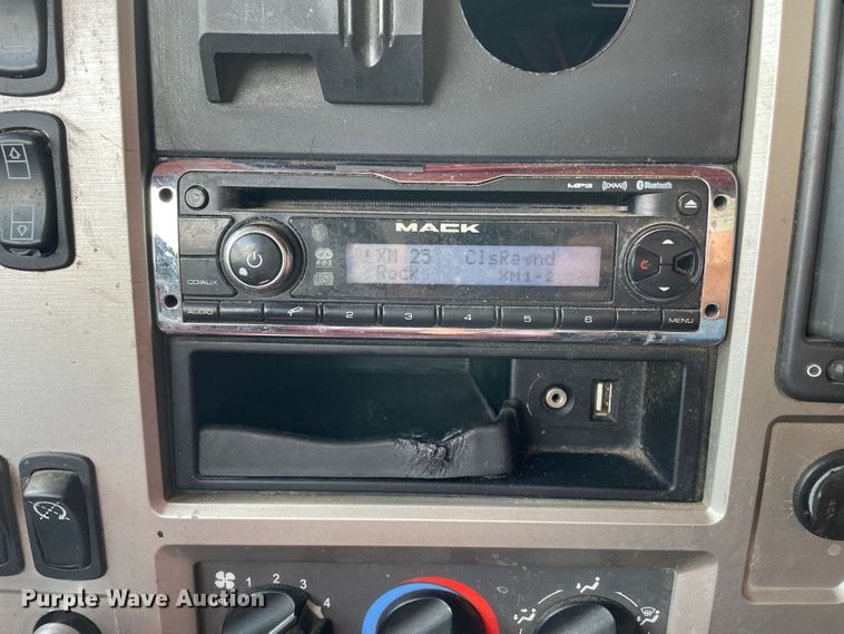 image for item DN4702 2011 Mack CHU613  semi truck