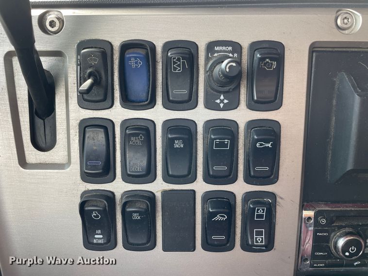 image for item DN4702 2011 Mack CHU613  semi truck