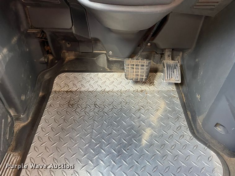 image for item DN4702 2011 Mack CHU613  semi truck