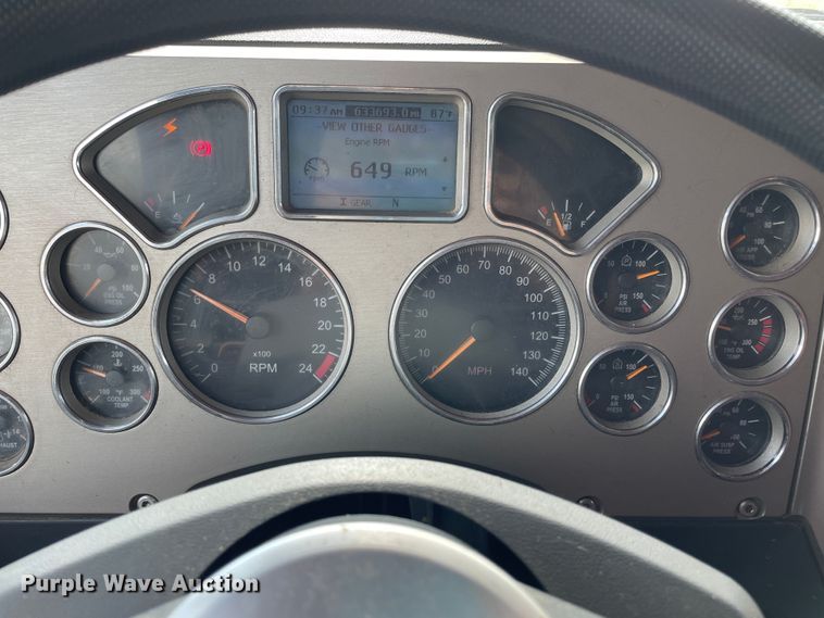 image for item DN4702 2011 Mack CHU613  semi truck