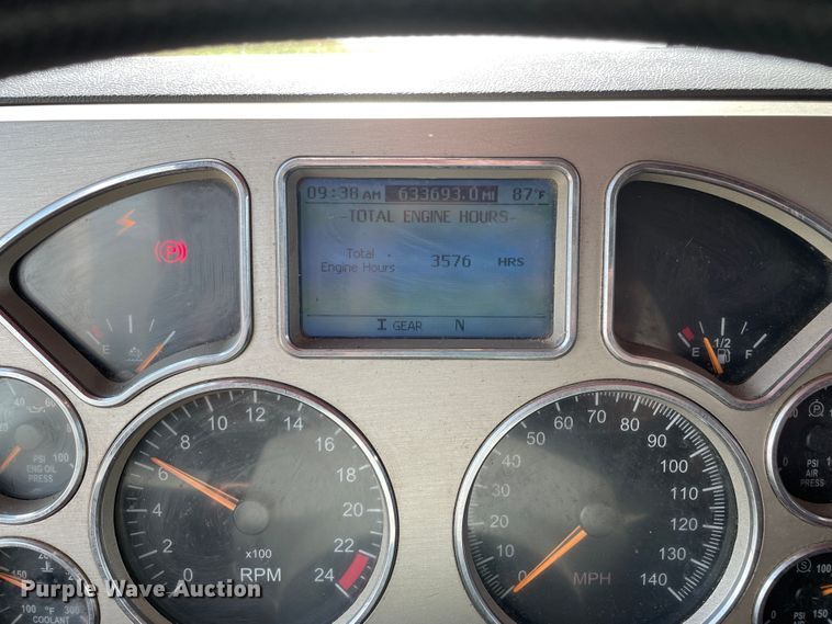 image for item DN4702 2011 Mack CHU613  semi truck