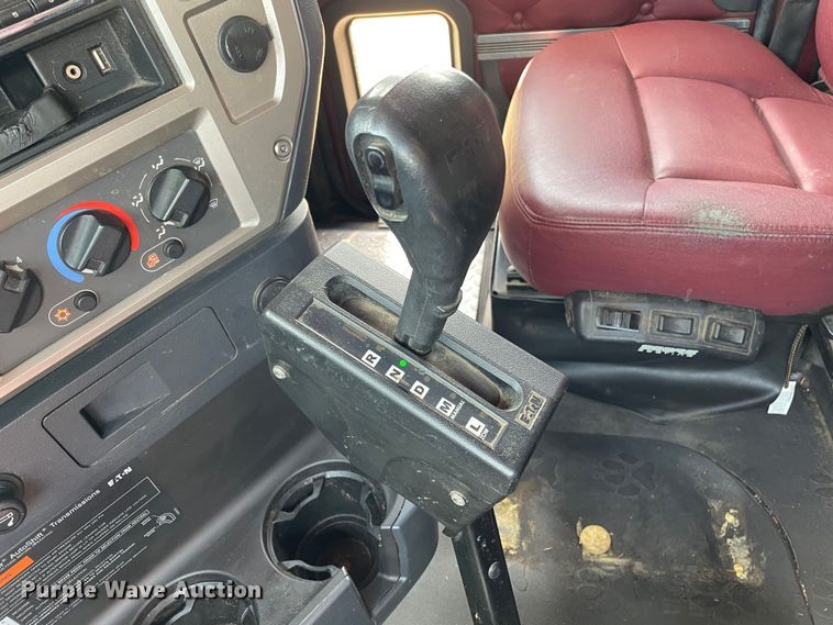 image for item DN4702 2011 Mack CHU613  semi truck