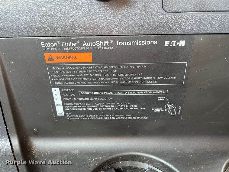 image for item DN4702 2011 Mack CHU613  semi truck