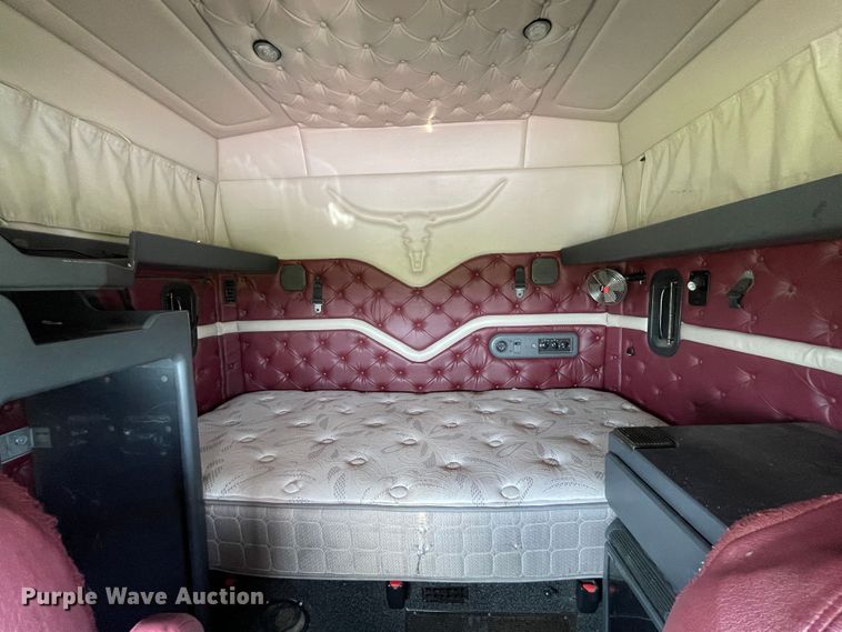 image for item DN4702 2011 Mack CHU613  semi truck