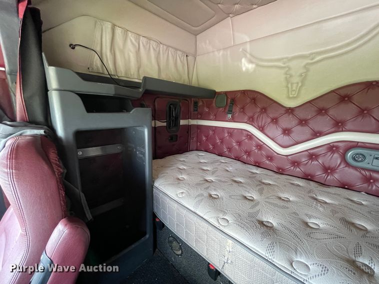 image for item DN4702 2011 Mack CHU613  semi truck