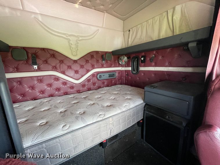 image for item DN4702 2011 Mack CHU613  semi truck