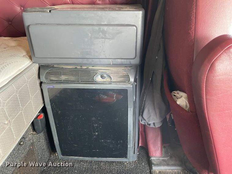 image for item DN4702 2011 Mack CHU613  semi truck