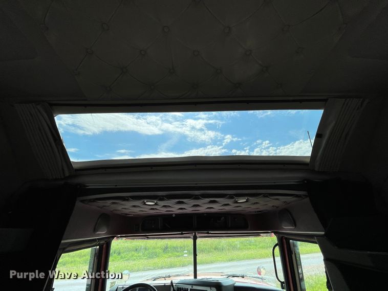 image for item DN4702 2011 Mack CHU613  semi truck