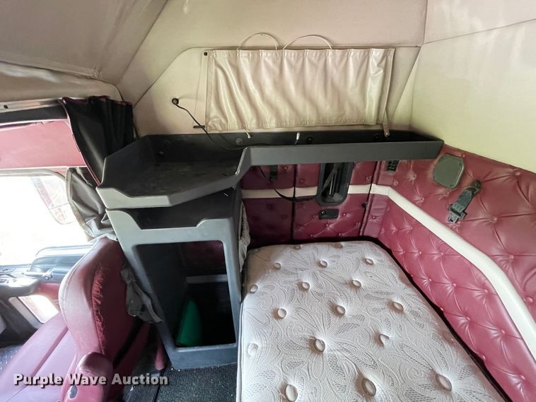 image for item DN4702 2011 Mack CHU613  semi truck