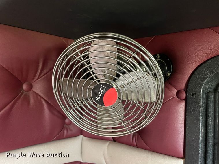 image for item DN4702 2011 Mack CHU613  semi truck