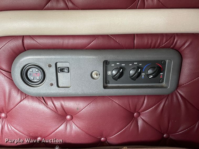 image for item DN4702 2011 Mack CHU613  semi truck