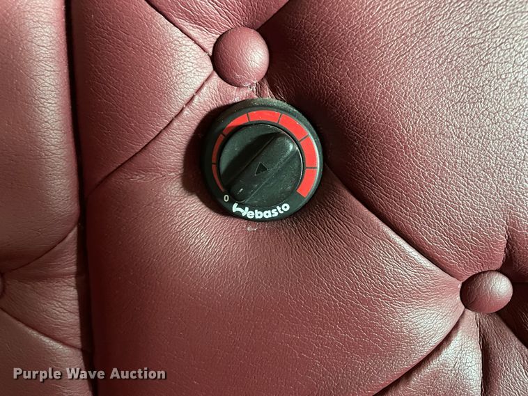 image for item DN4702 2011 Mack CHU613  semi truck