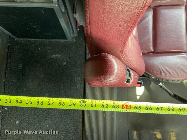 image for item DN4702 2011 Mack CHU613  semi truck