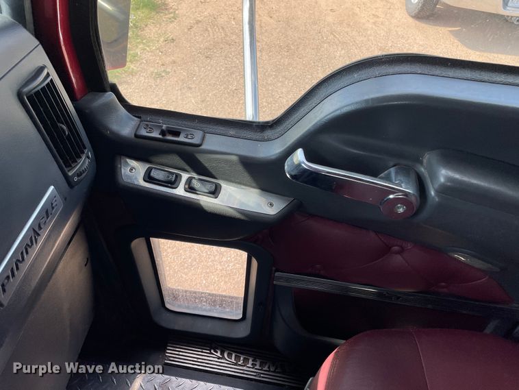 image for item DN4702 2011 Mack CHU613  semi truck