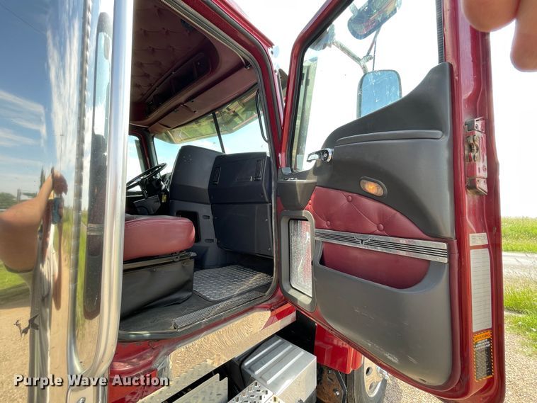 image for item DN4702 2011 Mack CHU613  semi truck