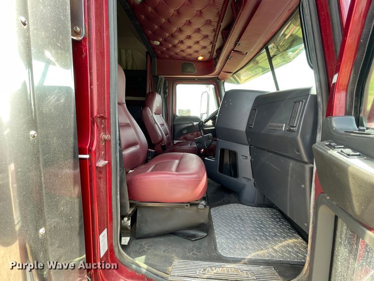 image for item DN4702 2011 Mack CHU613  semi truck