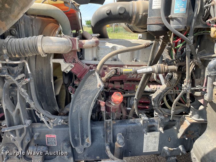 image for item DN4702 2011 Mack CHU613  semi truck