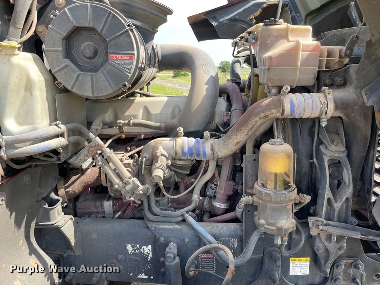 image for item DN4702 2011 Mack CHU613  semi truck