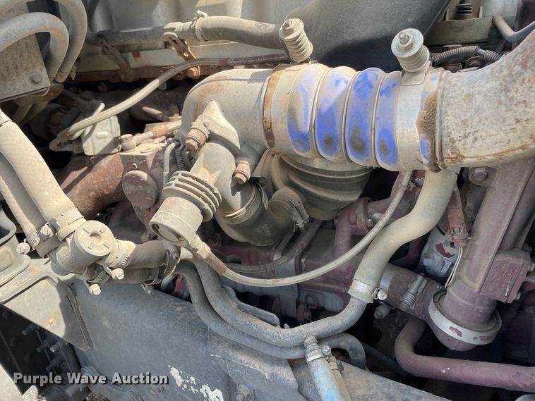 image for item DN4702 2011 Mack CHU613  semi truck