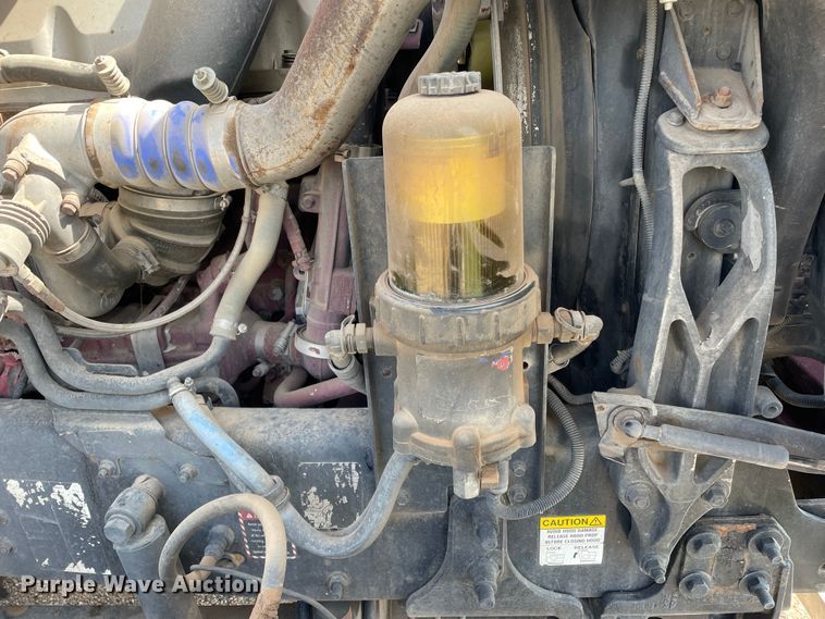 image for item DN4702 2011 Mack CHU613  semi truck