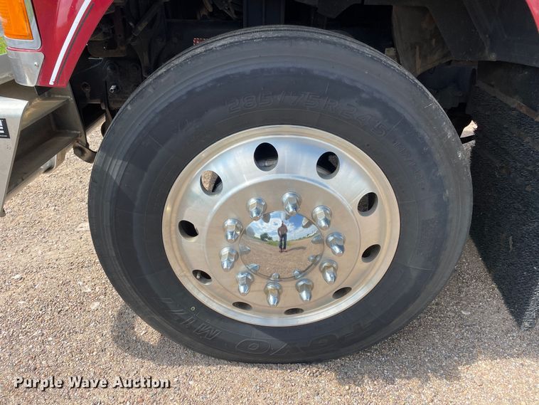 image for item DN4702 2011 Mack CHU613  semi truck