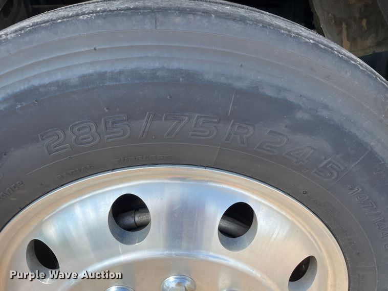 image for item DN4702 2011 Mack CHU613  semi truck