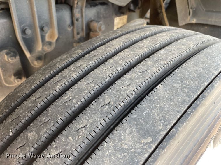 image for item DN4702 2011 Mack CHU613  semi truck