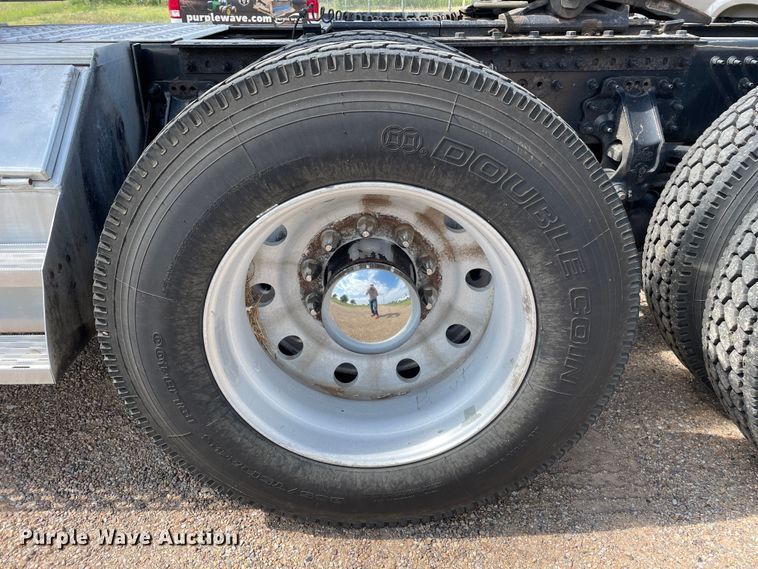 image for item DN4702 2011 Mack CHU613  semi truck