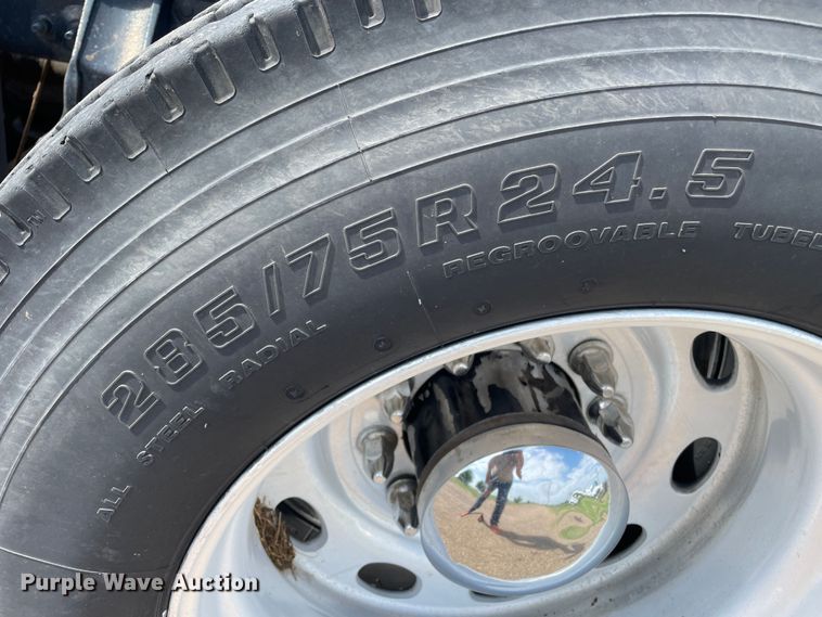 image for item DN4702 2011 Mack CHU613  semi truck