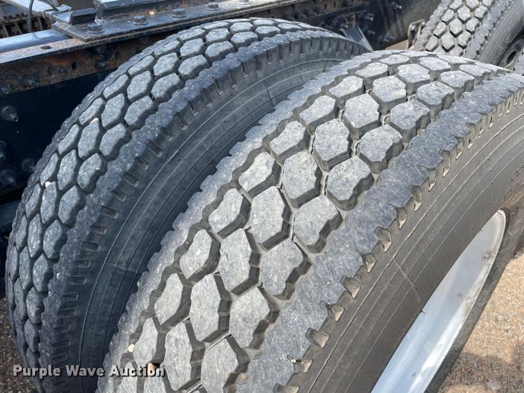 image for item DN4702 2011 Mack CHU613  semi truck