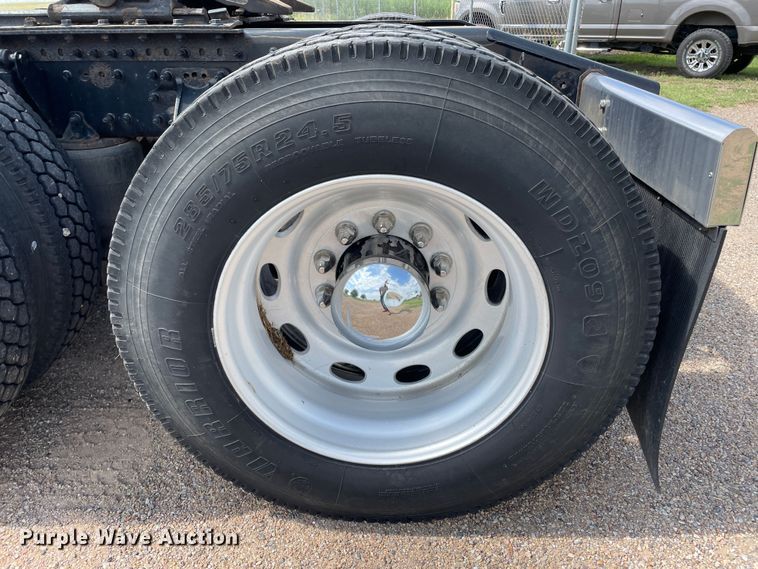 image for item DN4702 2011 Mack CHU613  semi truck