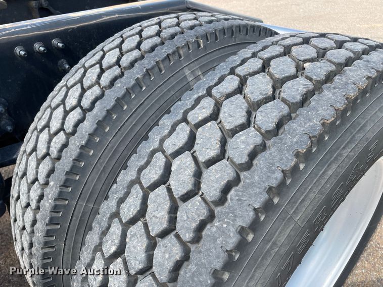 image for item DN4702 2011 Mack CHU613  semi truck