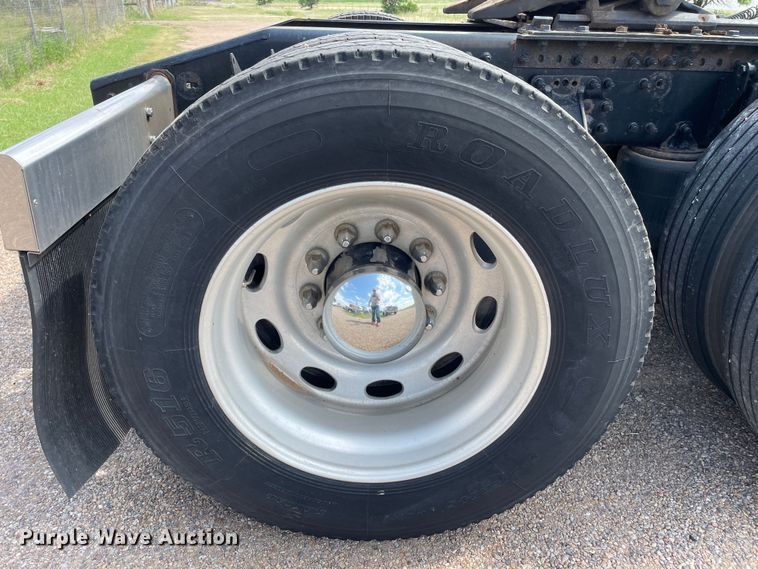 image for item DN4702 2011 Mack CHU613  semi truck