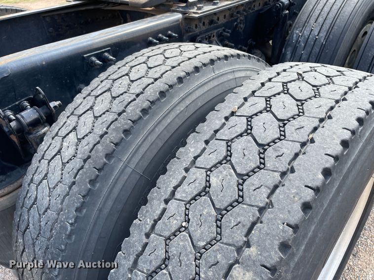 image for item DN4702 2011 Mack CHU613  semi truck