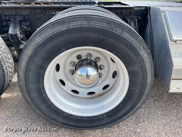 image for item DN4702 2011 Mack CHU613  semi truck