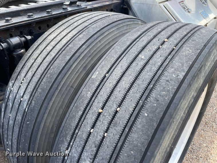 image for item DN4702 2011 Mack CHU613  semi truck