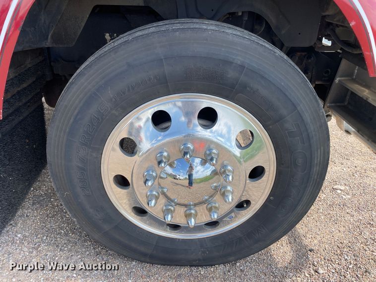 image for item DN4702 2011 Mack CHU613  semi truck