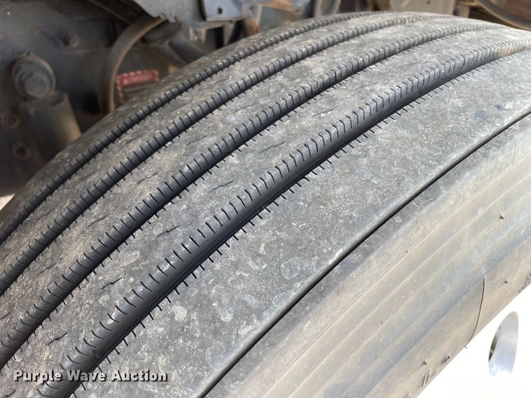 image for item DN4702 2011 Mack CHU613  semi truck