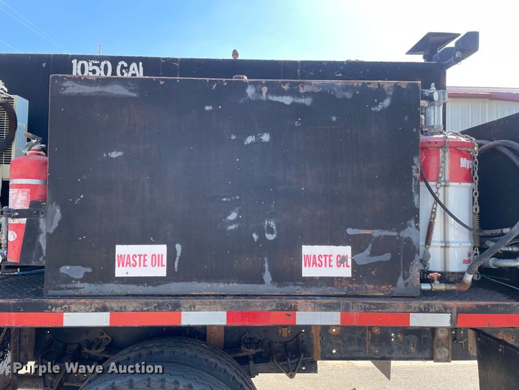 image for item DN4705 1995 International 4800  fuel / lube truck