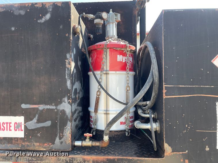 image for item DN4705 1995 International 4800  fuel / lube truck