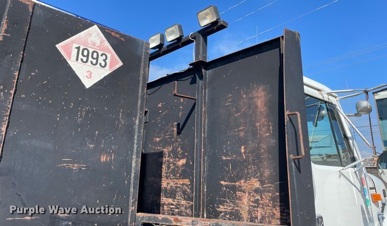 image for item DN4705 1995 International 4800  fuel / lube truck