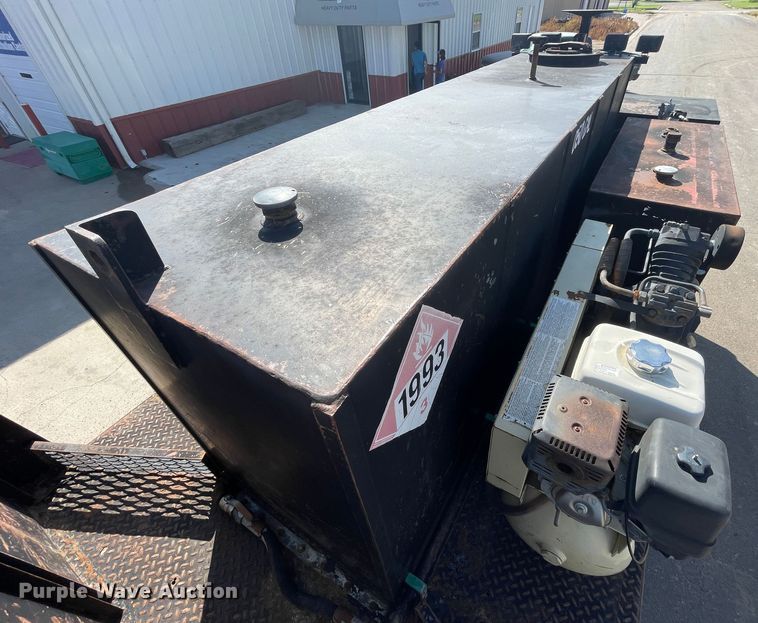 image for item DN4705 1995 International 4800  fuel / lube truck