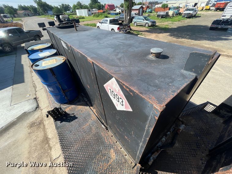 image for item DN4705 1995 International 4800  fuel / lube truck