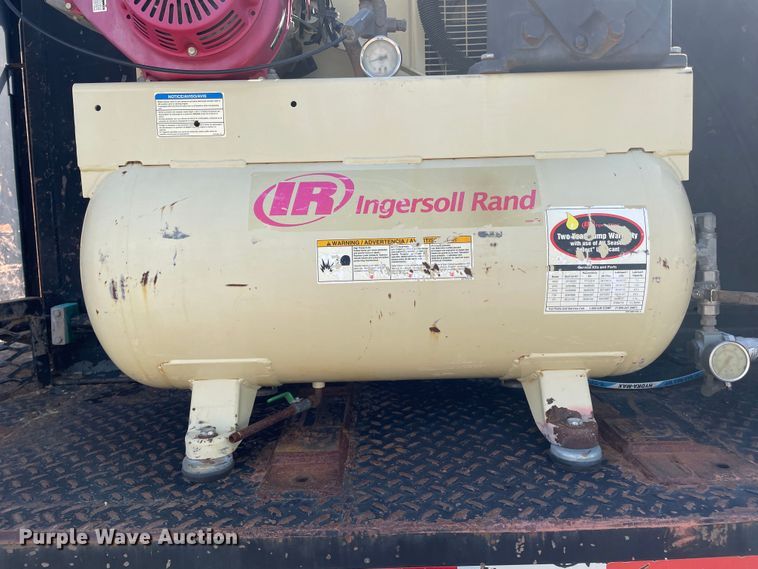 image for item DN4705 1995 International 4800  fuel / lube truck