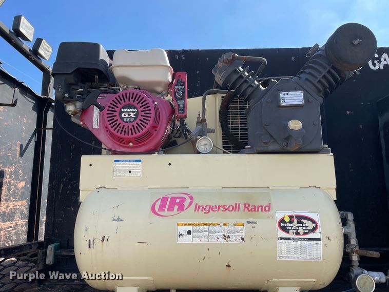 image for item DN4705 1995 International 4800  fuel / lube truck