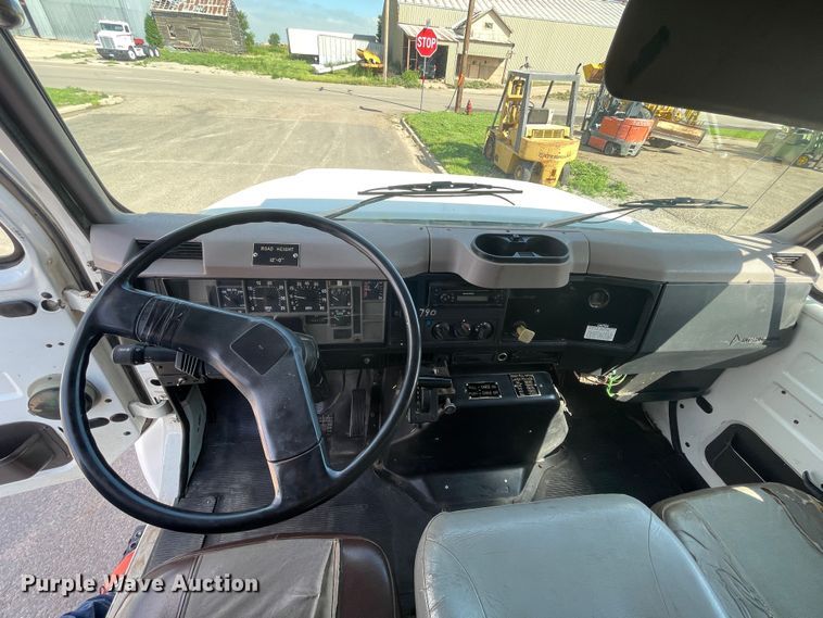 image for item DN4705 1995 International 4800  fuel / lube truck