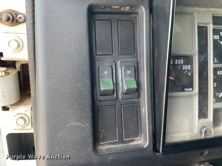 image for item DN4705 1995 International 4800  fuel / lube truck