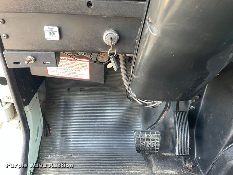 image for item DN4705 1995 International 4800  fuel / lube truck